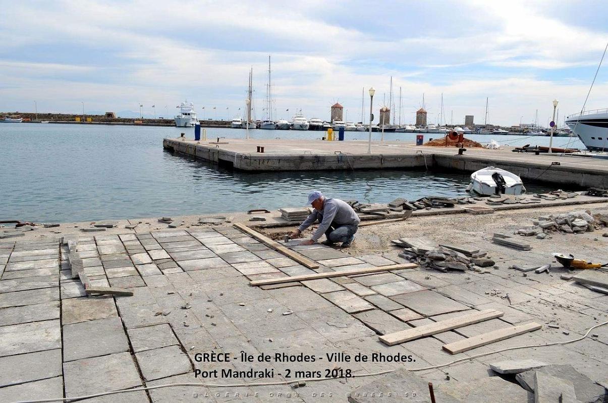 011- Rhodes Centre- Port d'honneur.JPG